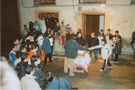 Reparto de las tortas de la Cofrad�a