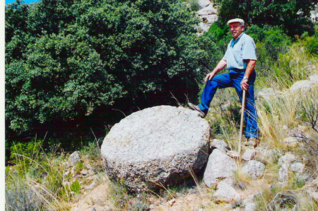 Cantera de ruedas de molino en Pe�a Herrera - Gr�valos 2003