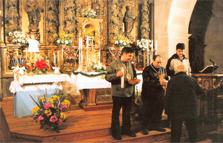 La adoraci�n del Ni�o, durante la misa del gallo