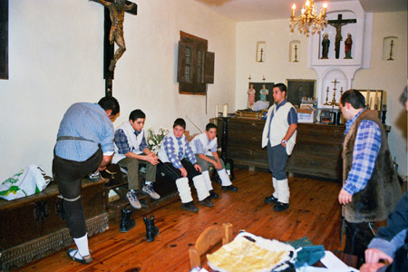 Prepar�ndose para el baile de los pastores  Gr�valos 2003