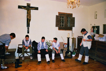 Prepar�ndose para el baile de los pastores Gr�valos 2003