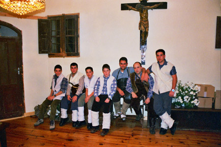 Prepar�ndose para el baile de los pastores Gr�valos 2003