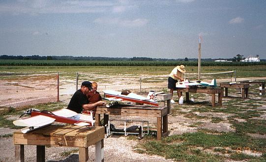 flightline2.JPG (47215 bytes)