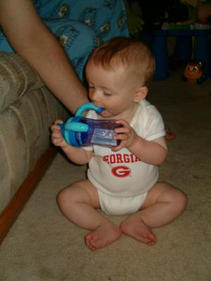 This cup seems to be broken....