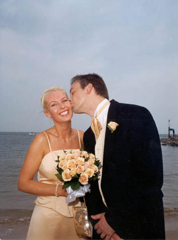 Graham_kisses_Jo_on_beach