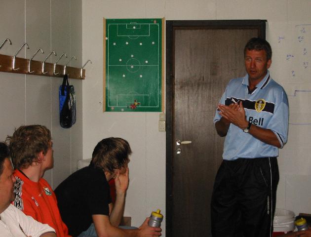 Tore Haugvaldstad instruerer tidligere i sesongen