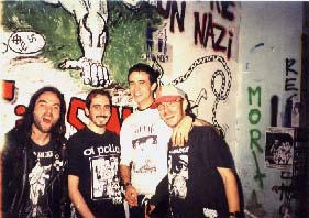 Atent@s a la colecci�n de camisetas que llev�vamos todos ese d�a: Varukers, Oi Polloi, Doom y Discharge...uarggg!!!!