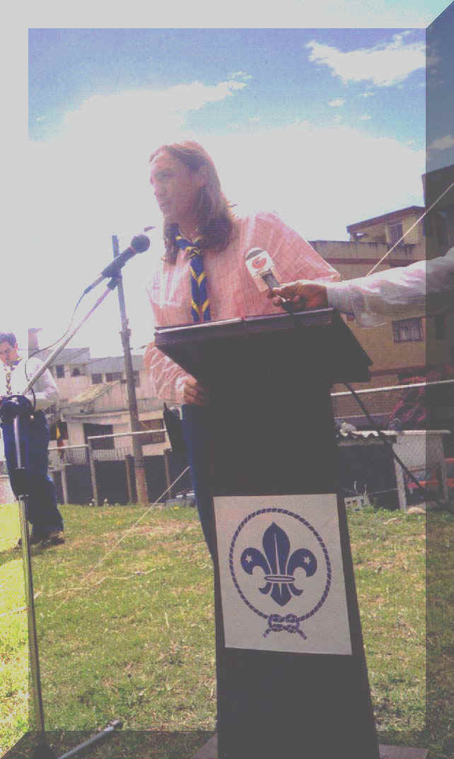 ALEX_AGUINAGA_Y_FLOR_DE_LIZ_SCOUT.jpg (71893 bytes)