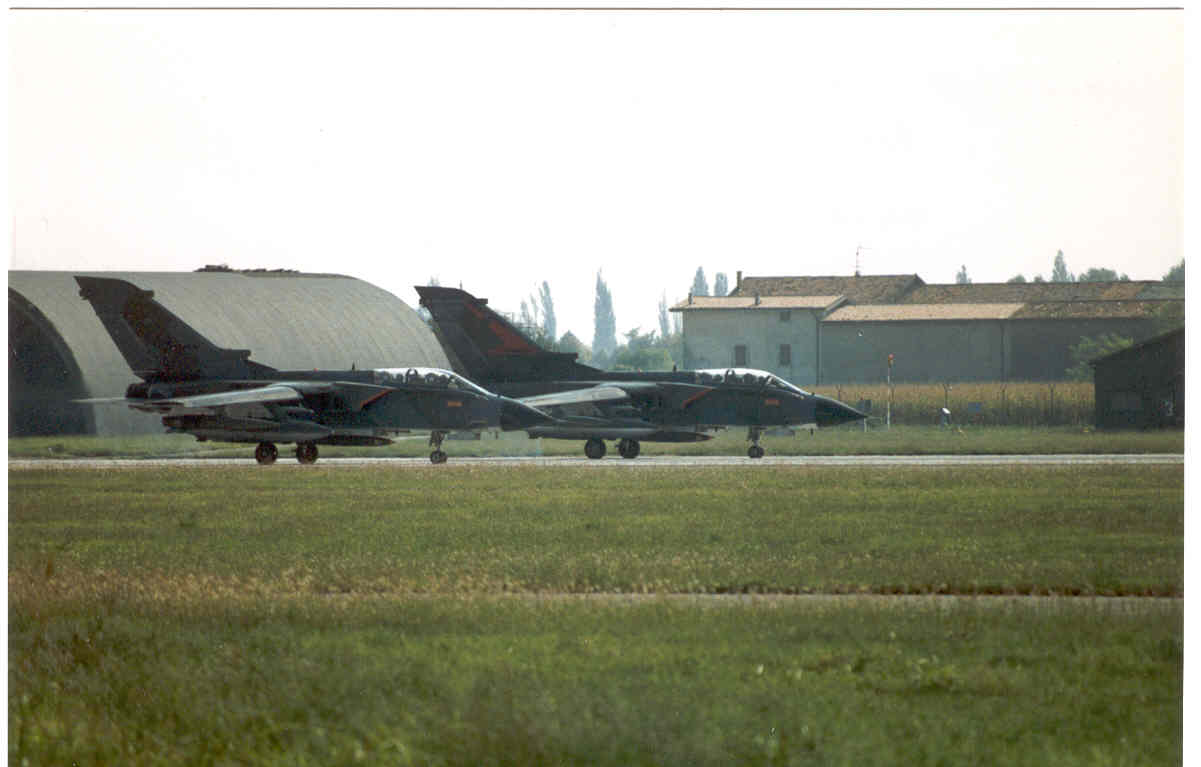 9-9-95: i due aerei sulla pista di rullaggio [Foto di G. Scaglione, ex 'Diavolo Rosso']