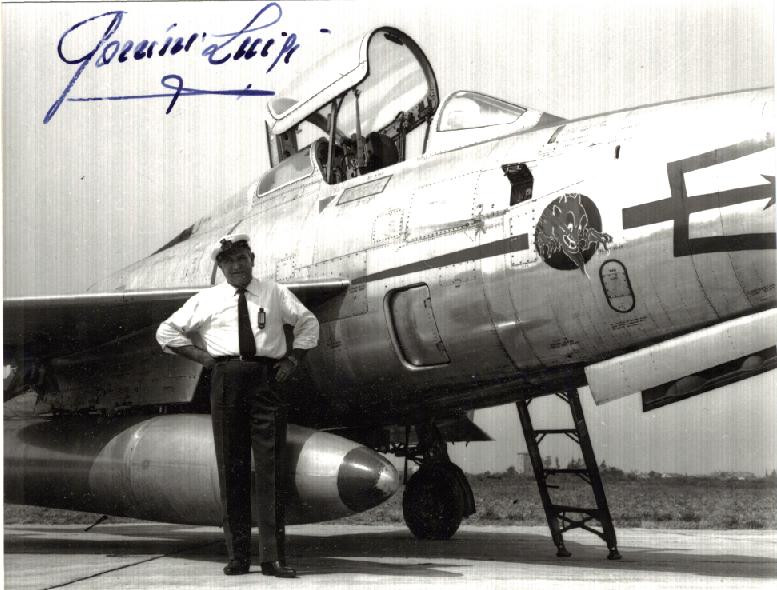 Luigi Gorrini dopo la guerra, vicino a un F84F [Foto di Ken Arnold] CLICCA PER ALLARGARE