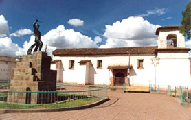 Monumento al Inspector de Guardias GC Mariano Santos Mateos, el Valiente de Tarapac�, en Lucre, Cusco, Per�