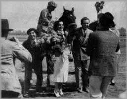 ��Por fin!! su caballo en ganador en la carrera