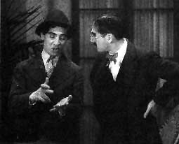 GROUCHO: �Sabe lo que son Parcelas? CHICO: Algunas veces no se tiene ninguna parcela, algunas veces no se tine terreno, y eso es poco tener. Otra persona tiene parcela, ahora bien, el terreno y la parcela , la parcela y el terreno, son parcela y son terreno.