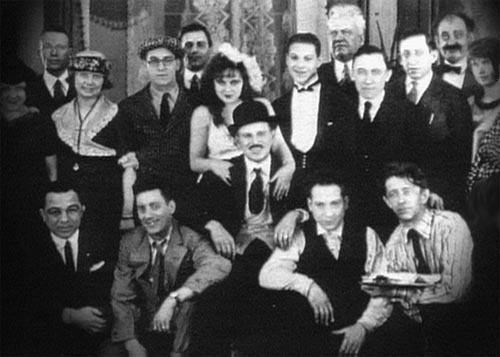 En el centro el Director Dick smith, a su derecha con gafas Chico, a su izquierda Zeppo, debajo a su drcha. y izqda. respectivamente Groucho y Harpo