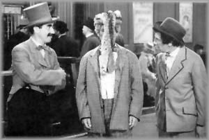 Harpo probandose un sombrero apropiado para ir al Oeste.