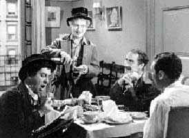 DESAYUNANDO EN LA HABITACION DE GROUCHO MOMENTOS ANTES DE QUE LLEGUE EL DETECTIVE