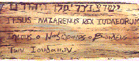 Placa com os nomes de Jesus que foi pendurada na cruz