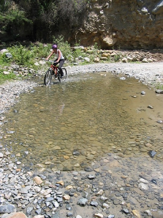 Sometimes we had to bike through small rivers. A veces ten�amos que pasar peque�os r�os en la bici.