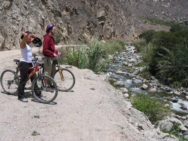 Nicole and Jamie enjoying the beautiful scenery, while we're getting lower and lower. Nicole y Jamie est�n disfrutando el paisaje, mientras que estamos bajando m�s y m�s.