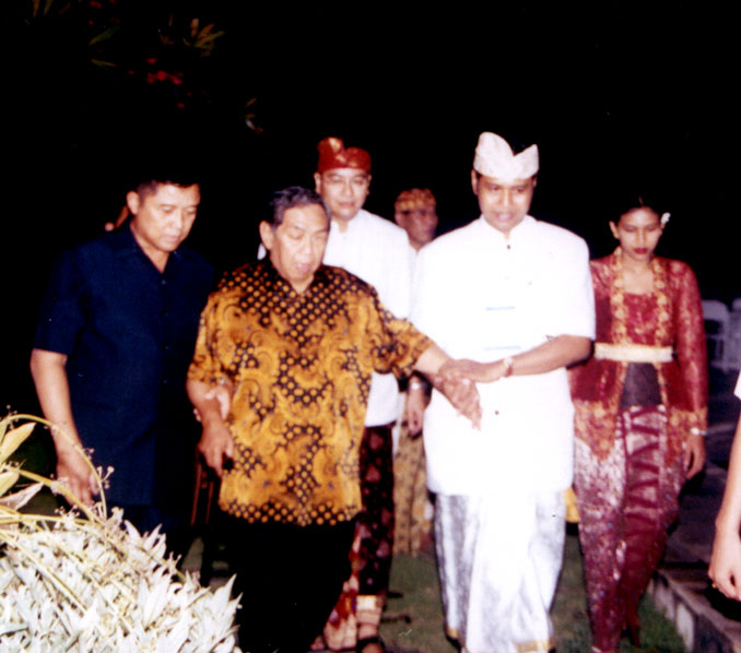 Glenn Voerman and the commitee of United Religion Initiative escorting the former President to the event held in Hotel Intan Legian
