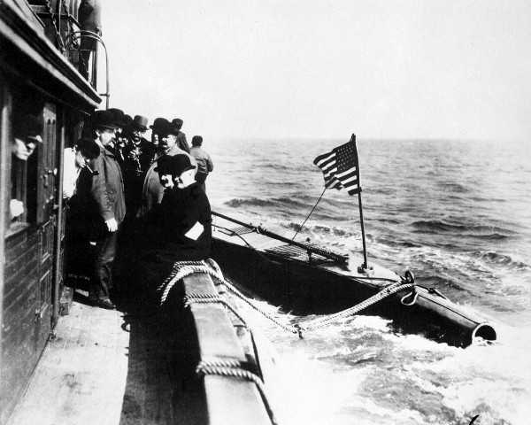 H6-16-Photo of Holland VI and tug with trial observers