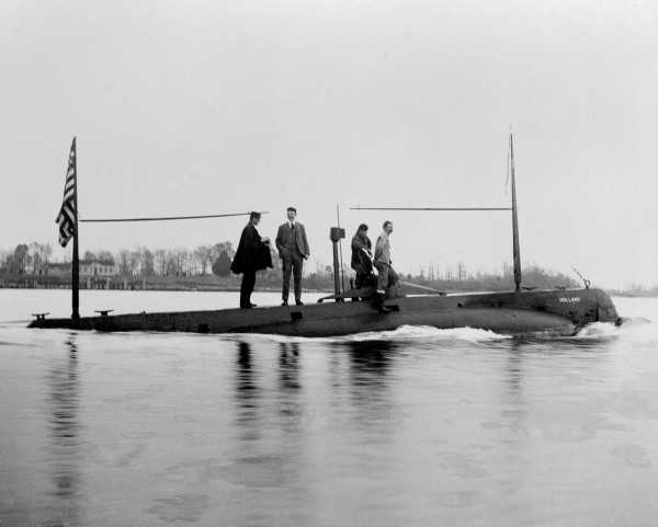 H6-35-USS Holland on the Potomac