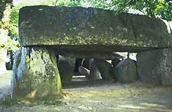 dolmen.jpg (10303 bytes)