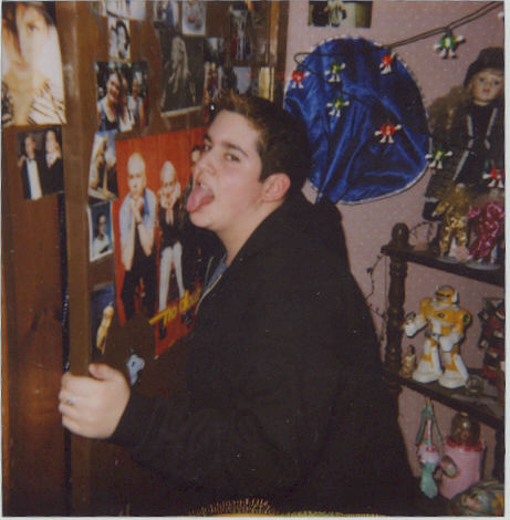 no your eyes aren't deciveing you ...&nbsp; he is licking gwen stephine&nbsp; (i can't spell)