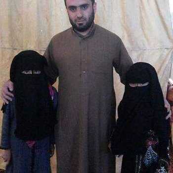 [Ein Moslem mit zwei seiner glücklichen Ehefrauen]