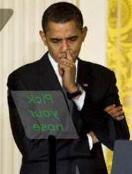 [Barack Hussein Obama popelt auf Anweisung seines 'Teleprompters' in der Nase]