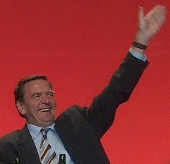 Gerhard Schröder, genannt 'Kaschmir-Gerhard', Kanzler von SPD und GAL, wurde nicht geköpft, 
sondern belohnt: So hoch steigen demnächst die Diäten für Partei-Bonzen - da kann er sich noch mehr teure Havannas leisten!