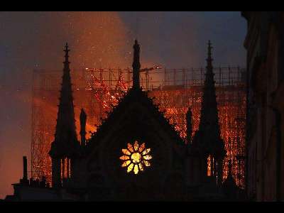 [Notre Dame brennt - Ostern 2019]