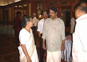 with_leelavathitaecher_at_marriage.jpg (43646 bytes)