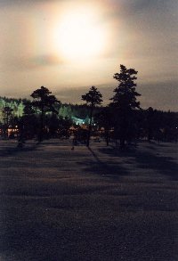 Rekimatka talvella kuun loisteessa