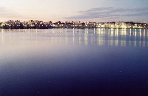 Tuira: Pikisaaren ja Hietasaaren v�liselt� sillalta. Siell� se minunkin talo pilkottaa vasemmalla yl�kulmassa!