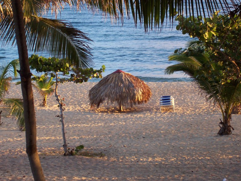 Huts were popular, needed to get their early on sunny days, this was at about 6:45am before the crowds showed.