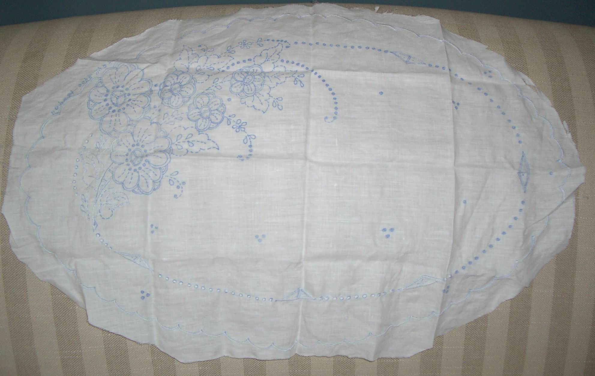 Portuguese Embroidery - White Oval Mat