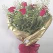 Buqu&ecirc; de Rosas e dois cravos brancos