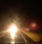 Far�is autos de um carro na estrada &agrave; noite