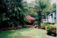 pool_house.jpg (35590 bytes)