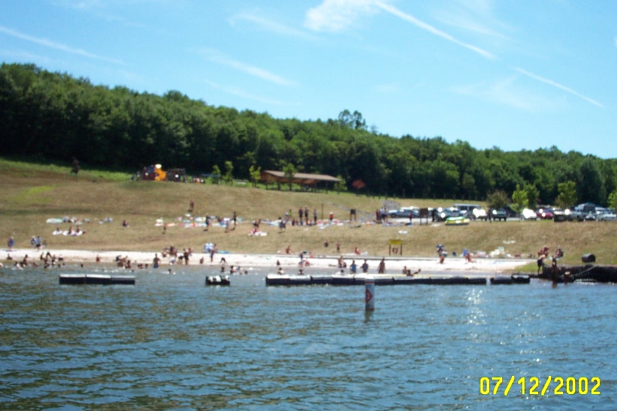 peopleatBeach.jpg - 135890 Bytes