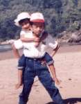 Foto ini diambil waktu aku masih SD, sama adikku yang cewek.