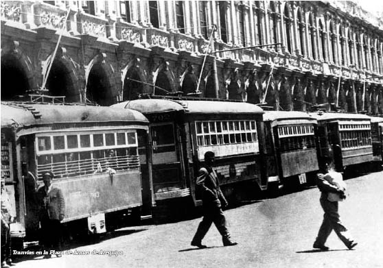 Tranvia en la Plaza de Armas