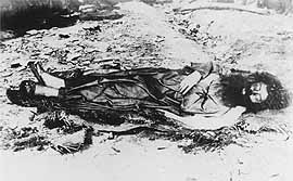  Ant�nio Conselheiro, retratado morto, fixou-se em Canudos em 1893; seus seguidores partilhavam a terra e os bens e n�o pagavam impostos ao governo republicano; a guerra contra Canudos come�ou em julho de 1896 e foram necess�rias quatro expedi��es miltares � regi�o para a Rep�blica abafar o movimento, em 1897; cerca de 25 mil habitantes de Canudos morreram na guerra