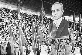  Imagem de desfile de Primeiro de Maio, em 1942, no campo do Vasco da Gama, Rio, mostra pessoas carregando estandarte com a foto de Get�lio vargas, que governou o pa�s de 1930 a 1945 e de 1951 a 1954, quando se suicidou