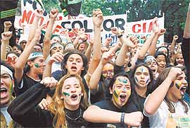  Em 1992, manifestantes se pintam de verde e amarelo para pedir o impeachment do ent�o presidente Fernando Collor de Mello, acusado de corrup��o; os jovens ficaram conhecidos como os "caras-pintada" 