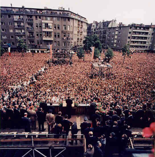 crowd click to zoom in