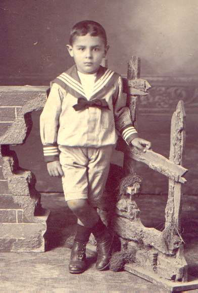 Diario Accion de General Rodriguez, politica, actualidad, noticias e informacion, personalidades e instituciones, policiales, galerias de fotos; historia de General Rodriguez, sus origenes, edificios, estancias, habitos y costumbres, anecdotas, comercios e industrias, los fundadores, antiguas instituciones, fotos e imagenes; suplementos especiales: la crisis politica, economica y social de la Argentina, los acontecimientos de Diciembre de 2001, articulos y entrevistas; Emigracion: toda la informacion destinada a aquellos que desean emigrar, radicarse o estudiar en el exterior, visas, pasaportes, consejos, guias, informacion util, links; Trueque: novedades e informacion, links, estructura del trueque; el casamiento de Maxima Zorreguieta y el principe Guillermo Alejandro de Holanda; Guerra de Afganistan: galeria de imagenes e informacion sobre la primera guerra del siglo XXI; el atentado a las torres Gemelas de Nueva York y dscripcion del hecho que conmovio al mundo; Empleo: consultoras, clasificados, agencias de empleo, consejos e informacion util, curriculum vitae, como confeccionarlos, noticias de actualidad; 
Los numeros de la crisis: Las consecuencias de la crisis politica, economica y social; estadisticas, pobreza, desnutricion, salud y asistencia; noticias regionales y provinciales, columnas y editoriales; informacion para negocios: pymes, links, empresas y negocios; Agenda Cultural con toda la informacion de cursos, universidades, talleres, escuelas y oportunidades, exposiciones de arte de la region; buscadores en Internet, Enlaces: links a los mejores sitios de educacion, cultura, arte, biografias, politica, interes general, web, Links del Diario Accion: RMS Titanic, su historia, su tragico viaje inaugural; historias, testimonios, documentos y articulos sobre el naufragio; links y sitios sobre el tema; la pelicula de Cameron, fotos e imagenes; suplementos especiales y muchisimo mas,Fotos e imagenes de la familia Boyer de General Rodriguez, el cumplea&ntilde;os centenario de do&ntilde;a Manuela Boyer, sus padres y hermanos - Historia Argentina y de General Rodriguez - Sus origenes, crecimiento y desarrollo social, edilicio, comercial, agrario, deportivo, politico y cientifico, sus estancias, acontecimientos y personalidades relevantes