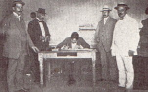 Roberto Mart&iacute;nez Medina,Maria Julia Alsogaray,Ra&uacute;l Granillo Ocampo,Jorge Rodr&iacute;guez,V&iacute;ctor Alderete,Claudia Bello,Angel Massa,Alfredo Yabran,Mario Pontaquarto,Nestor Carlos Kirchner,Cristina Elizabeth Fernandez,corrupcion,senado,general rodriguez,anibal,fernandez,alberto,fernando de la rua,ines pertine,eduardo duhalde,hilda chiche gonzalez,2000,2001,2002,2003,2004,Museos,www.louvre.fr,Leonardo Da Vinci,Gioconda,Mona Lisa,Italia,Francia,France,inventos,Italy,renacimiento,historia,cuadros,links,images,postcards,photos,fotos,imagenes,postales,pictures,historia,arqueologia,descubrimientos,culturales,agenda,infodiario,diario accion,buenos aires,argentina,Diario Accion de General Rodriguez, politica, actualidad, noticias e informacion, personalidades e instituciones, policiales, galerias de fotos; historia de General Rodriguez, sus origenes, edificios, estancias, habitos y costumbres, anecdotas, comercios e industrias, los fundadores, antiguas instituciones, fotos e imagenes; suplementos especiales: la crisis politica, economica y social de la Argentina, los acontecimientos de Diciembre de 2001, articulos y entrevistas; Emigracion: toda la informacion destinada a aquellos que desean emigrar, radicarse o estudiar en el exterior, visas, pasaportes, consejos, guias, informacion util, links; Trueque: novedades e informacion, links, estructura del trueque; el casamiento de Maxima Zorreguieta y el principe Guillermo Alejandro de Holanda; Guerra de Afganistan: galeria de imagenes e informacion sobre la primera guerra del siglo XXI; la guerra de Irak, Bagdad, Georges W. Bush, Saddam Husseim, el atentado a las torres Gemelas de Nueva York, las twin towers, el 11-s, y descripcion del hecho que conmovio al mundo; Empleo: consultoras, clasificados, agencias de empleo, consejos e informacion util, curriculum vitae, como confeccionarlos, noticias de actualidad; 
Los numeros de la crisis: Las consecuencias de la crisis politica, economica y social; estadisticas, pobreza, desnutricion, salud y asistencia; noticias regionales y provinciales, columnas y editoriales; informacion para negocios: pymes, links, empresas y negocios; Agenda Cultural con toda la informacion de cursos, universidades, talleres, escuelas y oportunidades, exposiciones de arte de la region; buscadores en Internet, Enlaces: links a los mejores sitios de educacion, cultura, arte, biografias, politica, interes general, web, Links del Diario Accion: RMS Titanic, su historia, su tragico viaje inaugural; historias, testimonios, documentos y articulos sobre el naufragio; links y sitios sobre el tema; la pelicula de Cameron, fotos e imagenes; suplementos especiales, Historia Argentina y de General Rodriguez, la llegada de la democracia en General Rodriguez, la asuncion de Juan Lumbreras como intendente en 1983, galeria de imagenes, sus palabras y los actos, su gabinete, festejos de la comunidad. Fundacion del pueblo de General Rodriguez, sus instituciones y personalidades relevantes, arquitectura y edificios, comercios e industrias, sus comienzos, estancias, inmigraciones italianas, espa&ntilde;olas, vascas e irlandesas, anecdotas y efemerides, sus hombres ilustres, el Hospital Vicente Lopez y Planes, su fundacion por las Damas de Beneficencia, el hundimiento del crucero General Belgrano, testimonios de ex combatientes y tripulantes, su comandante Hector Elias Bonzo, fotos e imagenes, recuerdos y homenajes, historia de la familia Bonzo de General Rodriguez, entrevistas y articulos periodisticos. La guerra de Malvinas en el Atlantico Sur, el conflicto belico con Gran Breta&ntilde;a de 1982, politicos relevantes, Benjamin Paez y Trueba, fotos antiguas de familias fundadoras, galerias de imagenes de pobladores, recorrida virtual por el antiguo General Rodriguez, el paso de la Infanta en 1910, historia de La Serenisima, la familia Mastellone, La Choza, Bernardo de Irigoyen, peronismo y radicalismo y muchisimo mas