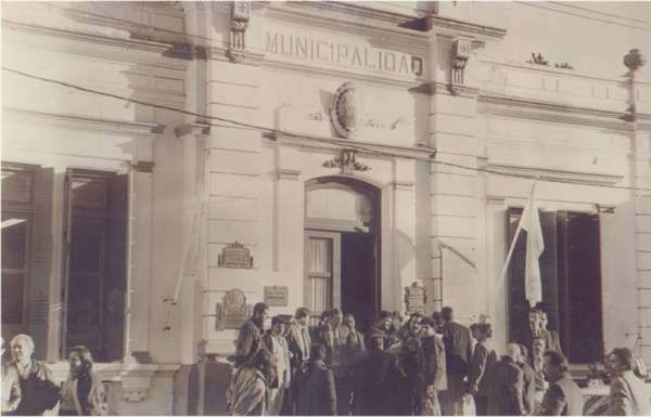 Diario Accion de General Rodriguez, politica, actualidad, noticias e informacion, personalidades e instituciones, policiales, galerias de fotos; historia de General Rodriguez, sus origenes, edificios, estancias, habitos y costumbres, anecdotas, comercios e industrias, los fundadores, antiguas instituciones, fotos e imagenes; suplementos especiales: la crisis politica, economica y social de la Argentina, los acontecimientos de Diciembre de 2001, articulos y entrevistas; Emigracion: toda la informacion destinada a aquellos que desean emigrar, radicarse o estudiar en el exterior, visas, pasaportes, consejos, guias, informacion util, links; Trueque: novedades e informacion, links, estructura del trueque; el casamiento de Maxima Zorreguieta y el principe Guillermo Alejandro de Holanda; Guerra de Afganistan: galeria de imagenes e informacion sobre la primera guerra del siglo XXI; el atentado a las torres Gemelas de Nueva York y dscripcion del hecho que conmovio al mundo; Empleo: consultoras, clasificados, agencias de empleo, consejos e informacion util, curriculum vitae, como confeccionarlos, noticias de actualidad; 
Los numeros de la crisis: Las consecuencias de la crisis politica, economica y social; estadisticas, pobreza, desnutricion, salud y asistencia; noticias regionales y provinciales, columnas y editoriales; informacion para negocios: pymes, links, empresas y negocios; Agenda Cultural con toda la informacion de cursos, universidades, talleres, escuelas y oportunidades, exposiciones de arte de la region; buscadores en Internet, Enlaces: links a los mejores sitios de educacion, cultura, arte, biografias, politica, interes general, web, Links del Diario Accion: RMS Titanic, su historia, su tragico viaje inaugural; historias, testimonios, documentos y articulos sobre el naufragio; links y sitios sobre el tema; la pelicula de Cameron, fotos e imagenes; suplementos especiales y muchisimo mas